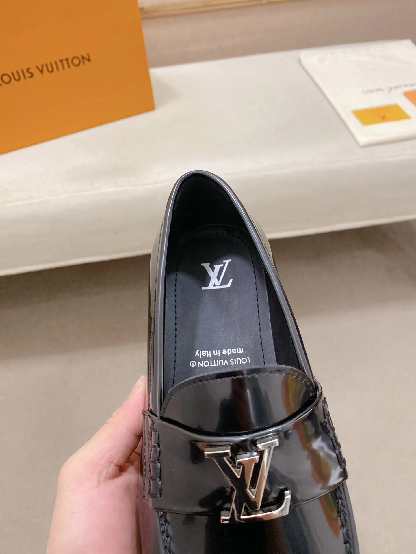 Factory price: 700💰Louis Vuitton LV men's classic Oxford shoes, men's business formal boutique leather shoes, classic model, exquisite almond kernel toe, ultimate art, the whole shoe is made of imported cow leather (open edge beads), carefully selected, fine pores, excellent gloss, soft texture, strong toughness, durable and not easy to deform, apricot calf leather lining, soft and comfortable, sweat-absorbent and breathable. Composite rubber backing at the heel. The front and rear outsole are nailed and reinforced, making them non-slip and wear-resistant. Made with Goodyear craftsmanship, the shoe shape is excellent, light and luxurious, and can be worn in all kinds of formal occasions! Original box and dust bag packaging! Size: 39-44 (38.45. Customized)